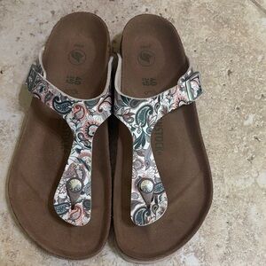 Birkenstock-Gizeh Sandal White/Multicolor
Paisley Print Size 9-9.5 like new